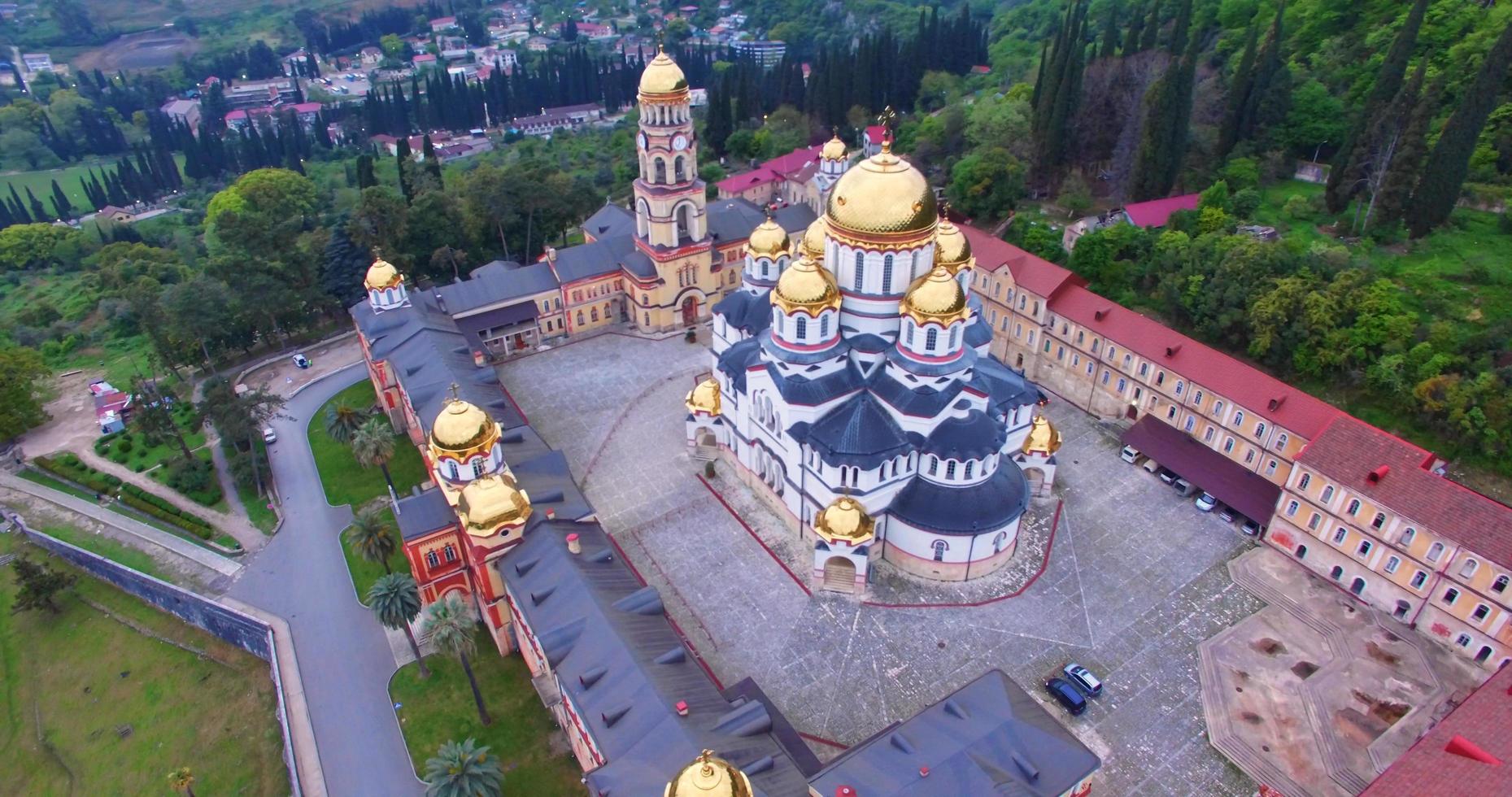 Vue aérienne du nouveau monastère d'Athos en Abkhazie photo