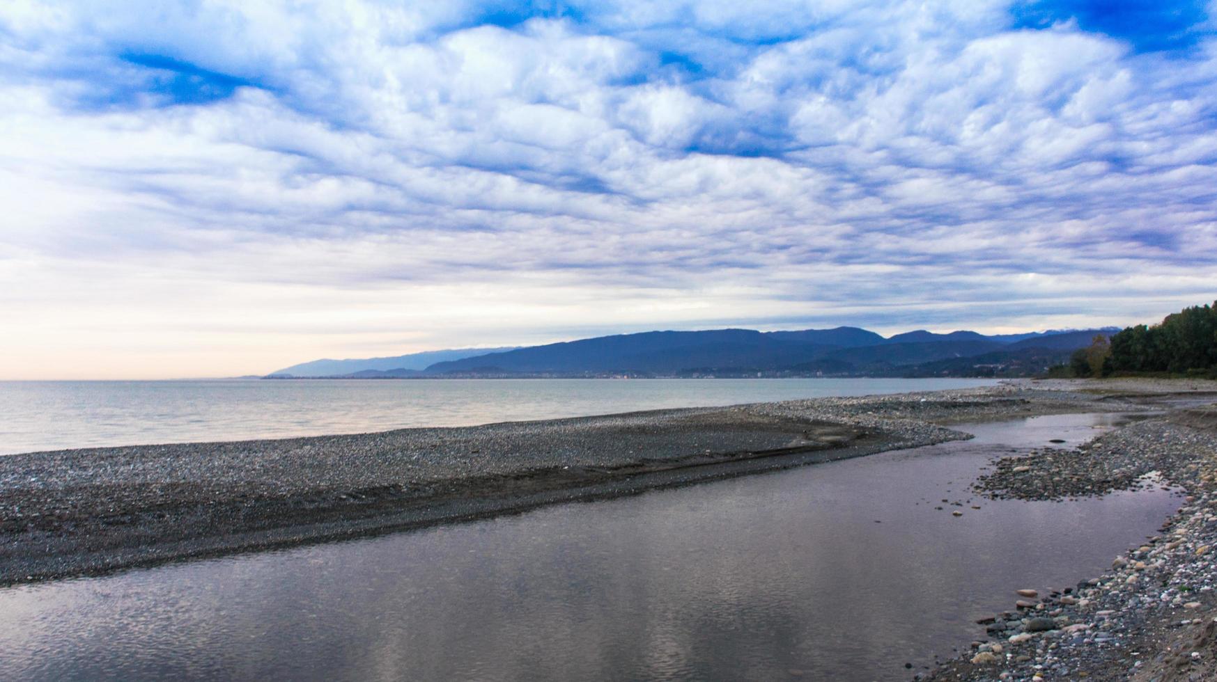 paysage marin avec un ciel nuageux sur la côte photo