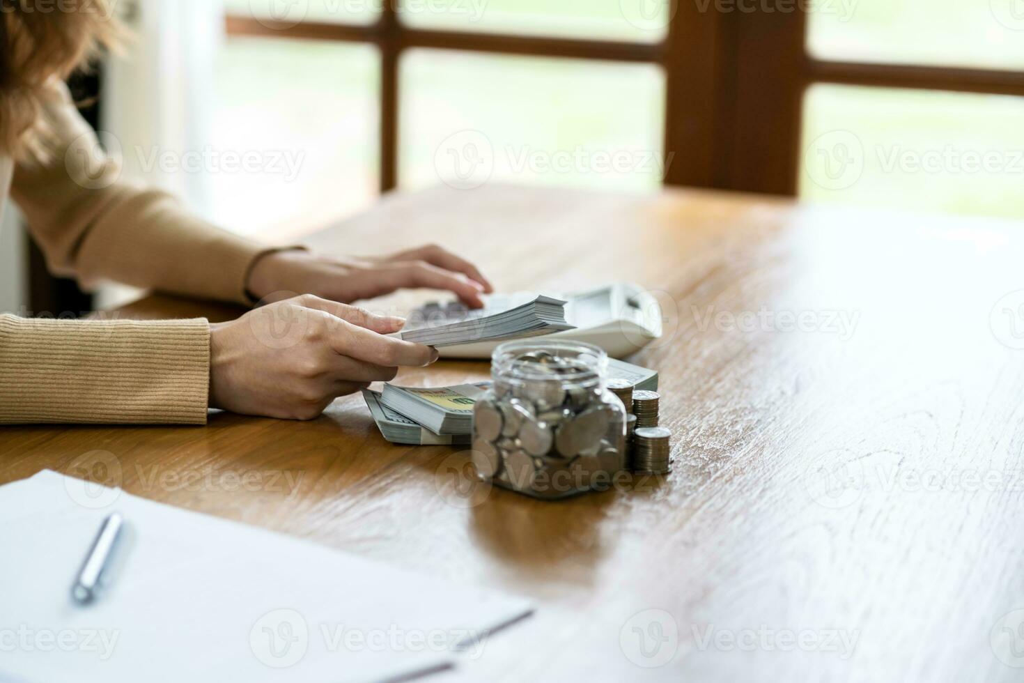 femme main argent et donnant faire un don charité élever don concept photo