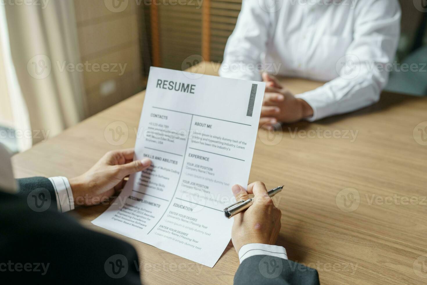 examinateur en train de lire une reprendre pendant emploi entretien à Bureau affaires et Humain Ressources concept photo