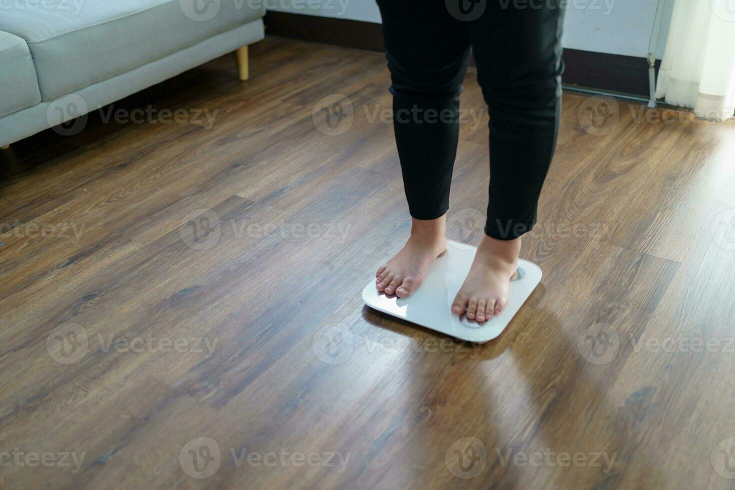 perdre lester. graisse régime et échelle pieds permanent sur électronique Balance pour poids contrôle. la mesure instrument dans kilogramme pour régime. photo