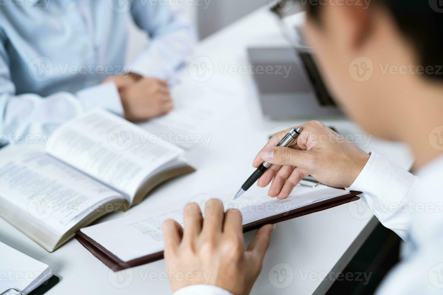 affaires gens réunion conception des idées professionnel investisseur travail Nouveau début en haut projet. homme d'affaire et femme d'affaires travail ensemble réunion concept photo