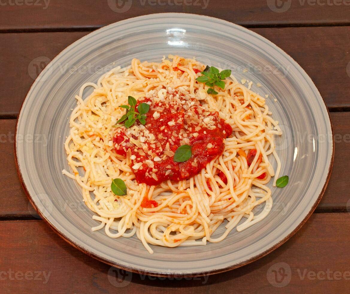 pâtes spaghetti bolognaise avec sauce tomate et viande photo