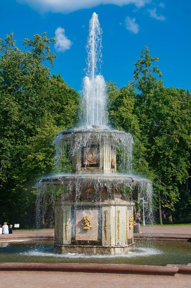 St. petersburg, russie - 20 août 2022 fontaine romaine à peterhof photo