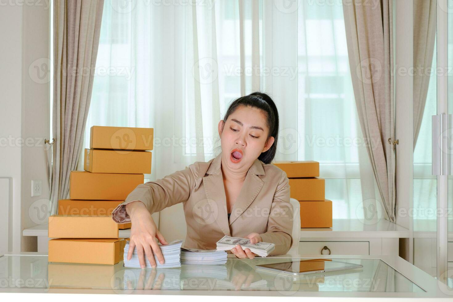 femme affaires, bâillement, compter argent, dans bureau, salle photo