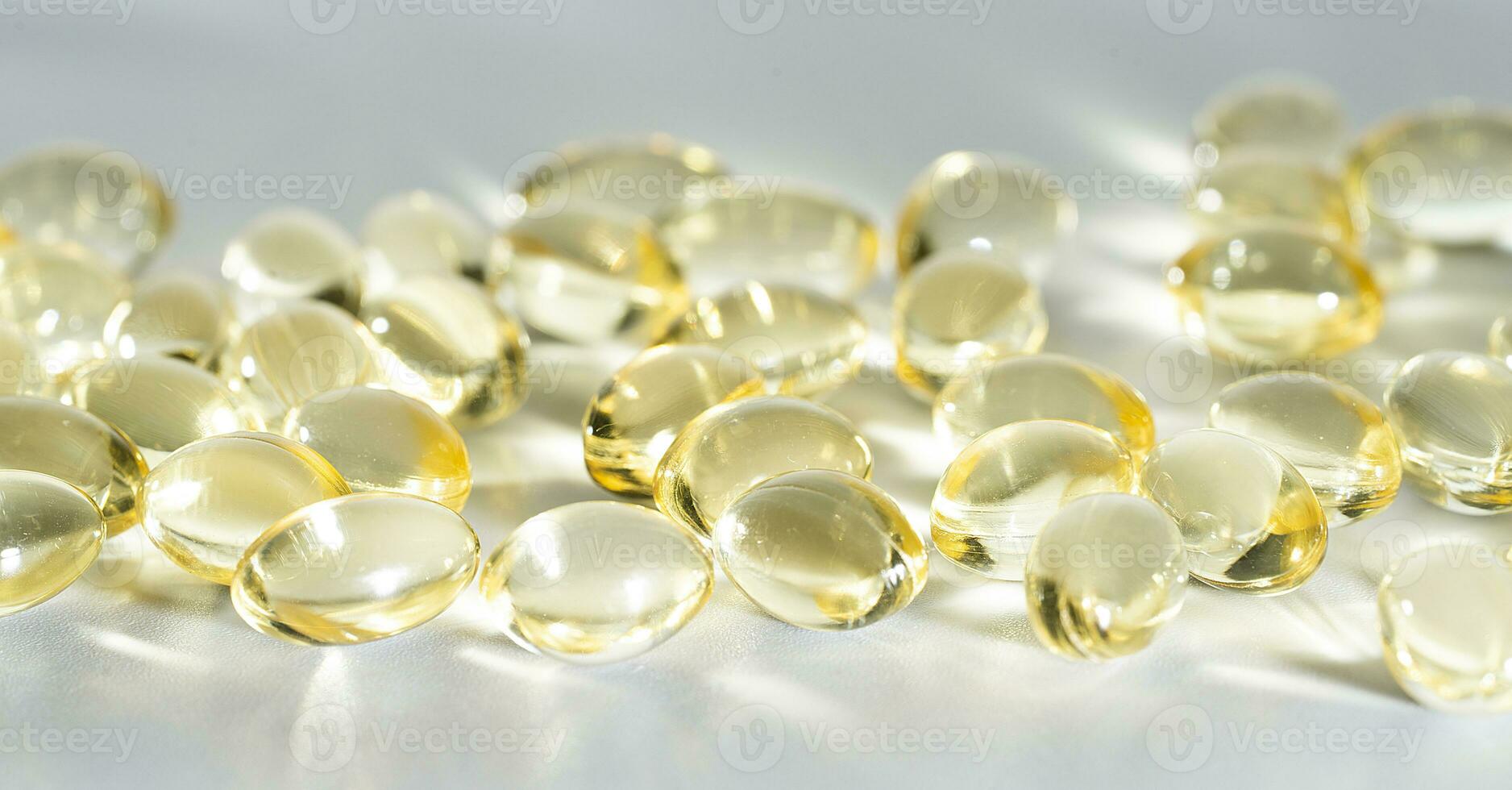 vitamine ré Jaune supplément gel gélules, poisson pétrole oméga 3 sur blanc arrière-plan, macro coup photo