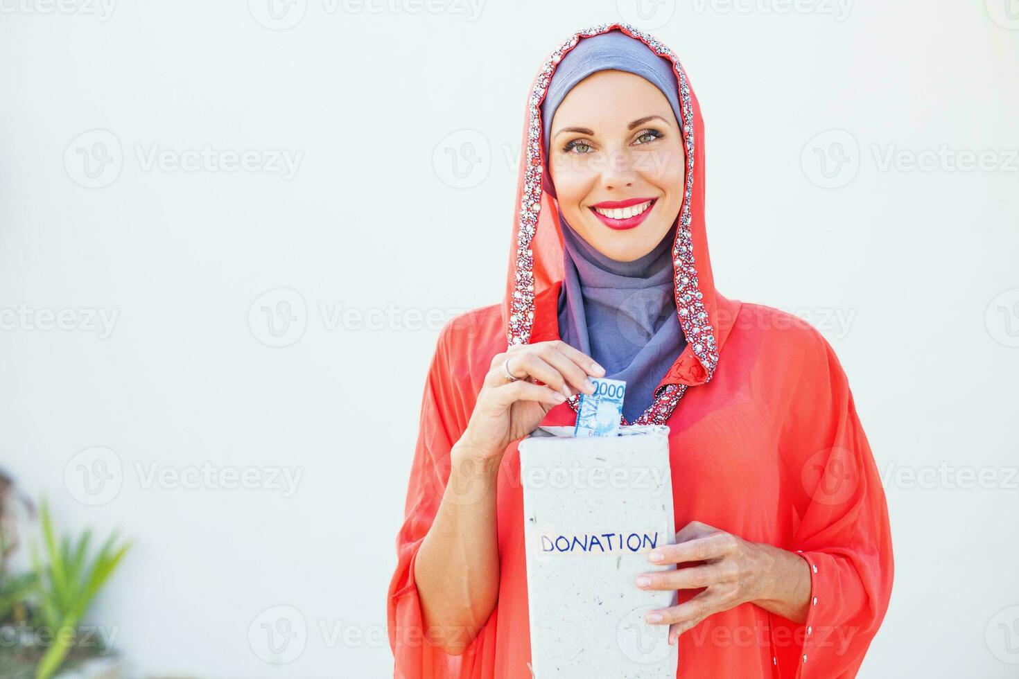 musulman caucasien femme donnant aumône photo