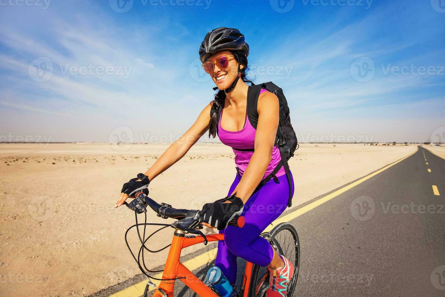 Jeune femme équitation une vélo photo