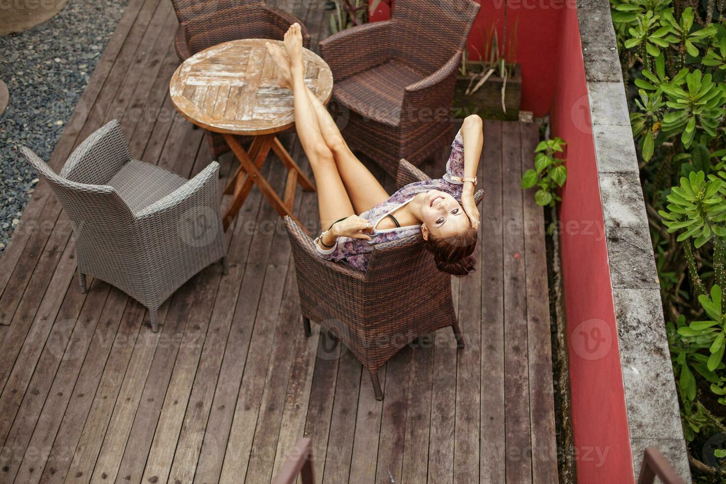 jeune femme à la maison photo