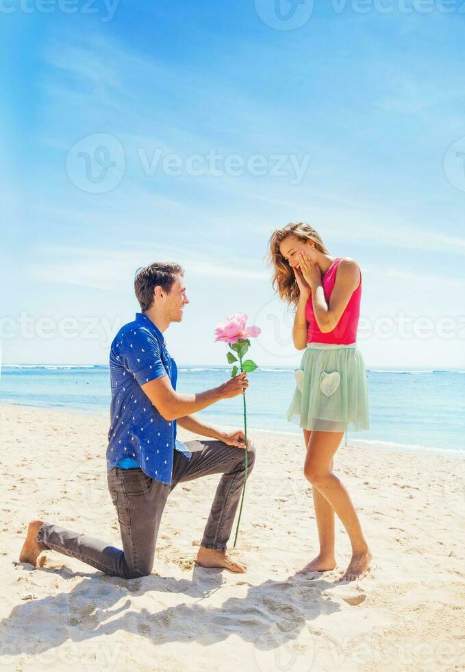 caucasien couple sur le plage photo