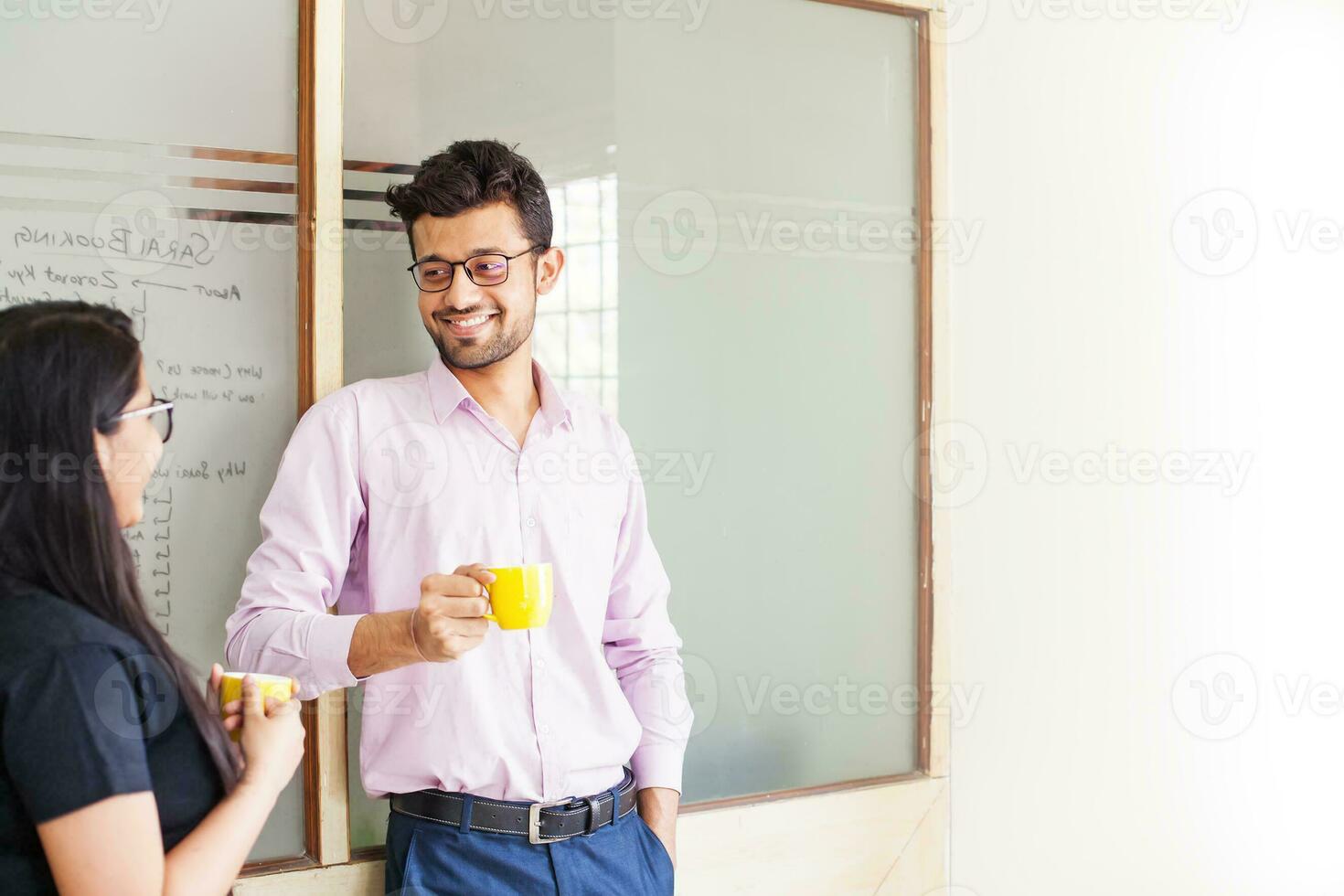 deux Indien collègues parlant plus de tasse de café photo