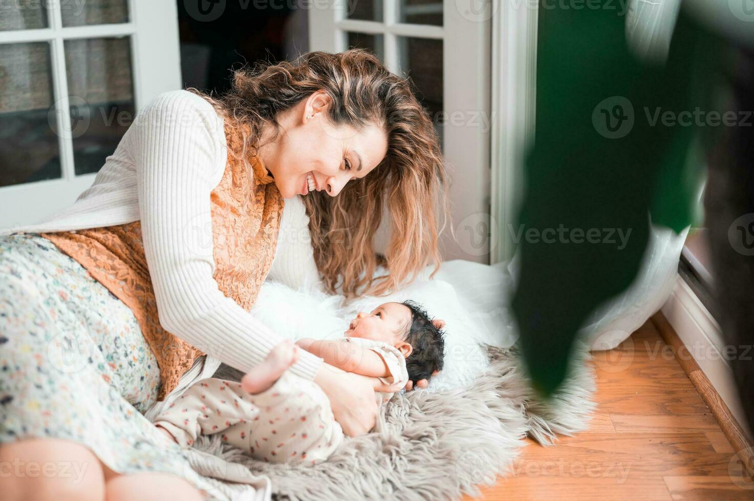 magnifique caucasien mère mensonge vers le bas avec sa bébé photo