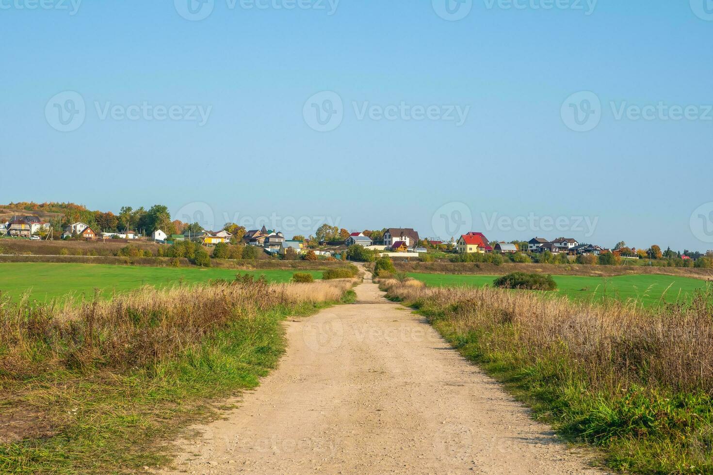 un vide saleté pays route à une colline avec chalets. photo