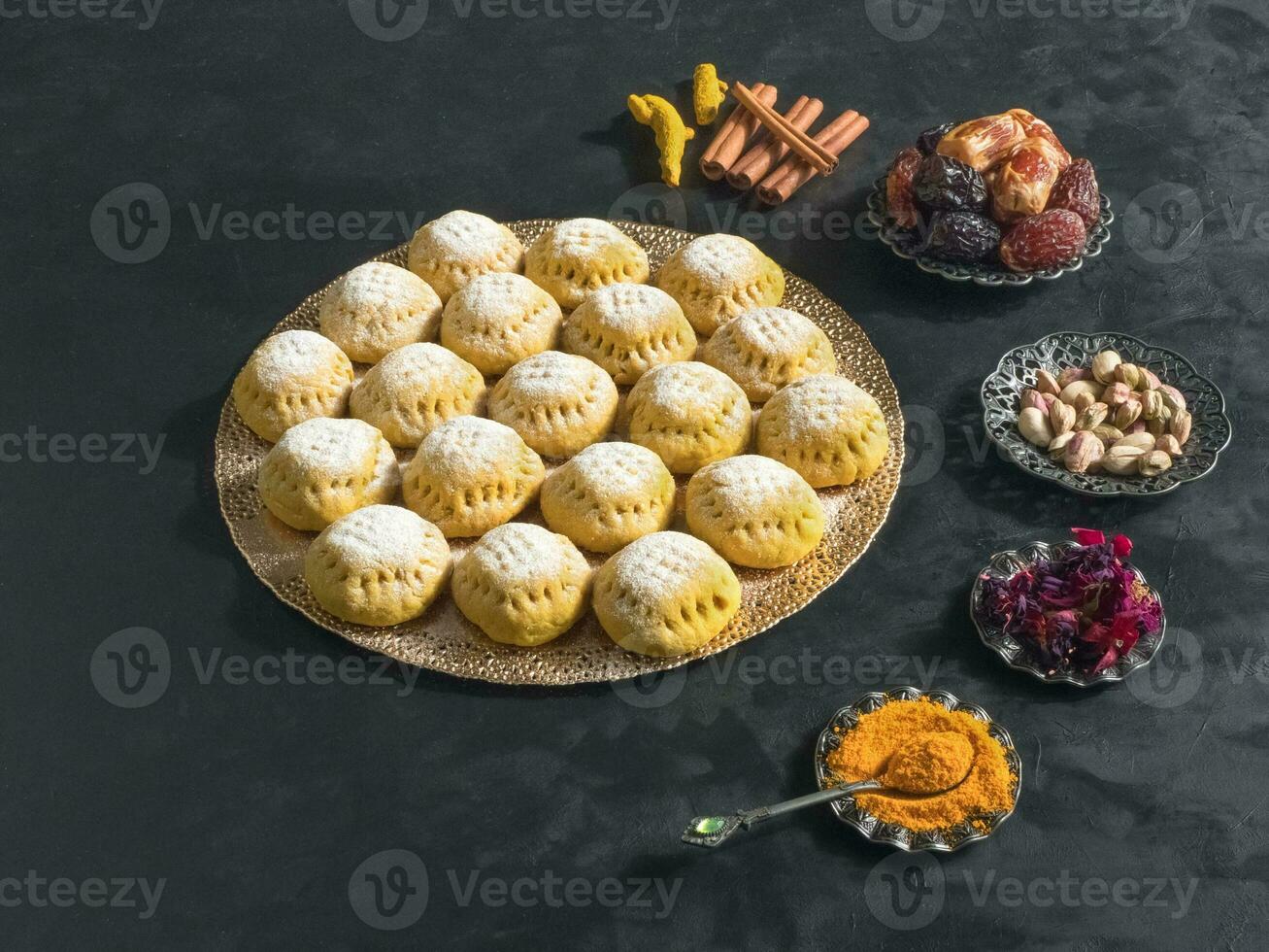 égyptien biscuits , variation avec le une addition de Safran des Indes lorsque cuisson. biscuits de el fitr islamique festin. Ramadan bonbons photo