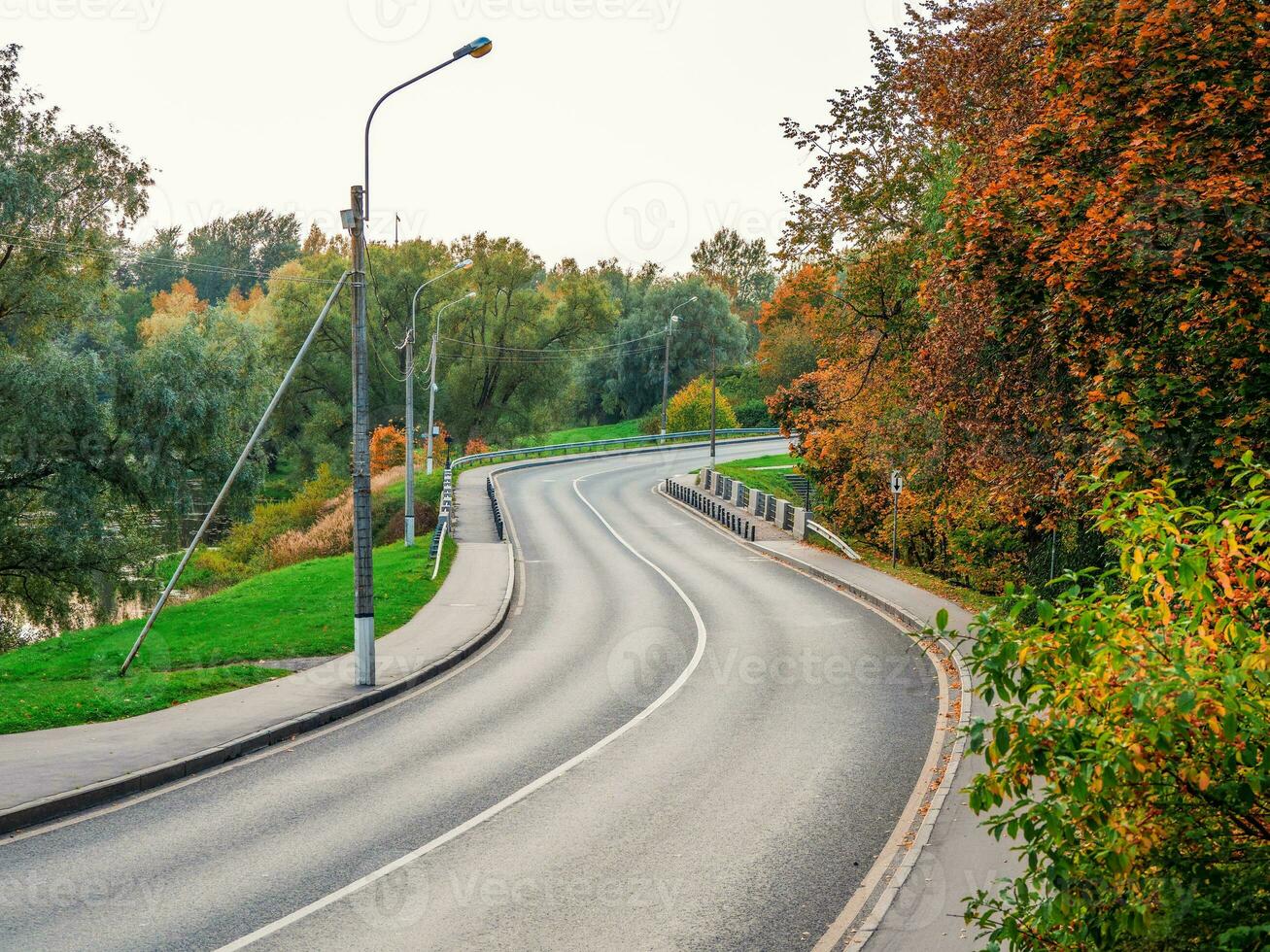 enroulement Autoroute. une paysage image de Autoroute roulant dans l'automne photo