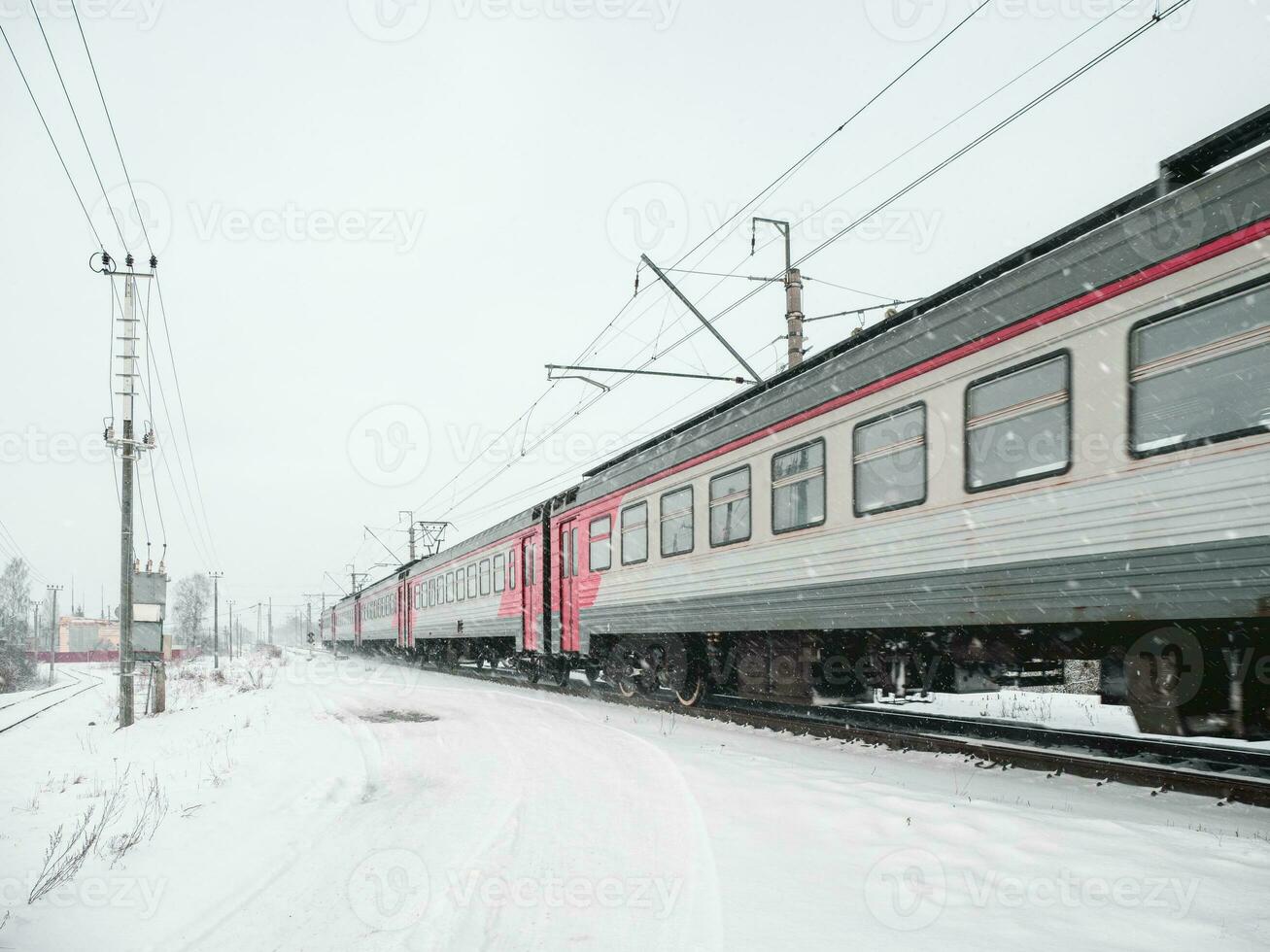 le train est dans mouvement sur une neigeux hiver journée. photo