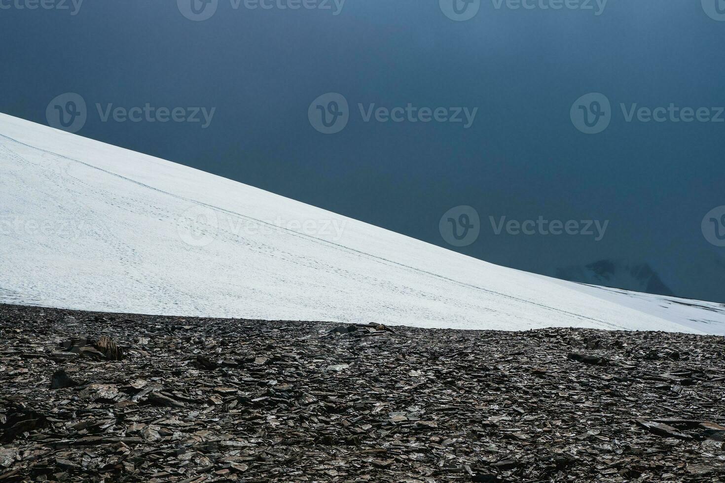 neige Montagne et foncé bleu ciel. magnifique minimaliste paysage de blanc neige colline. photo