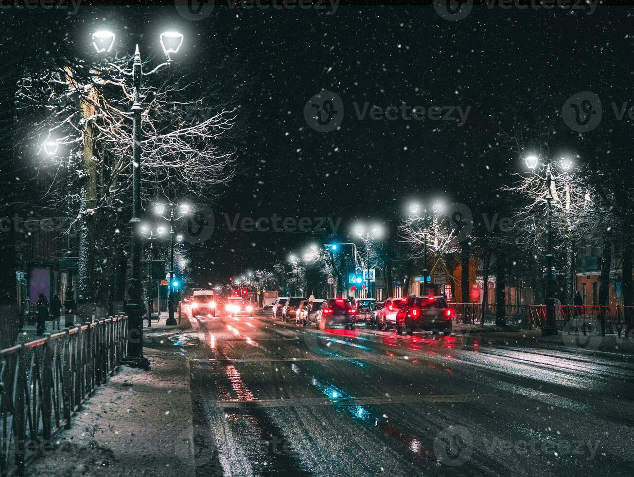 phares dans le nuit hiver ville circulation. photo