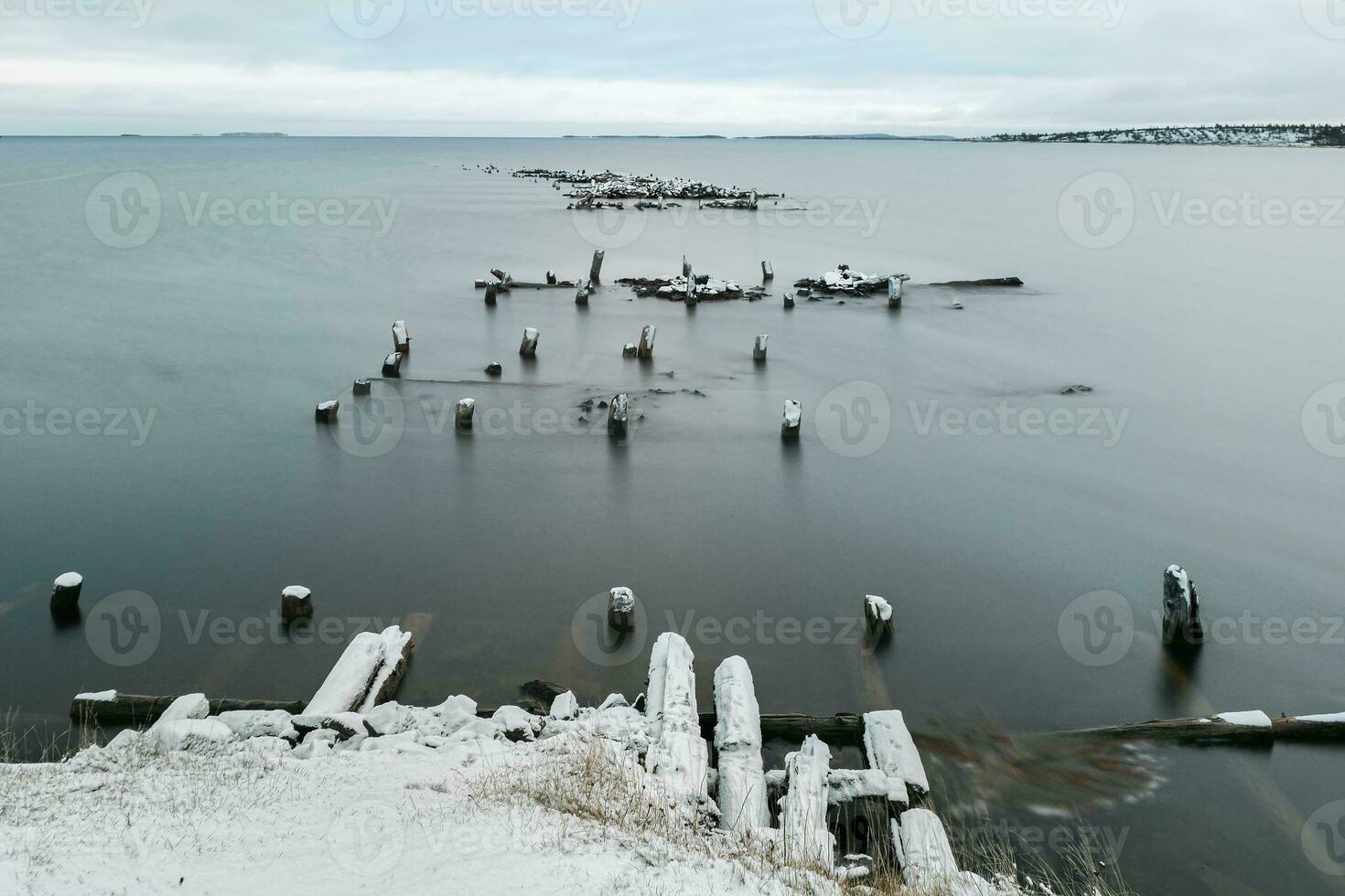 hiver minimaliste paysage avec un vieux ruiné jetée dans le Arctique. longue exposition photo