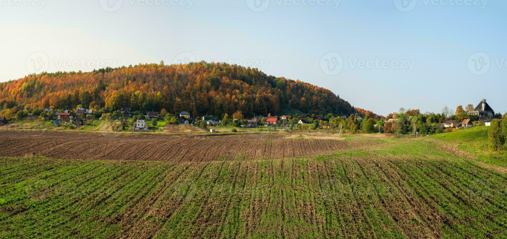 panoramique paysage avec agricole atterrir, avec une village dans le Contexte. photo