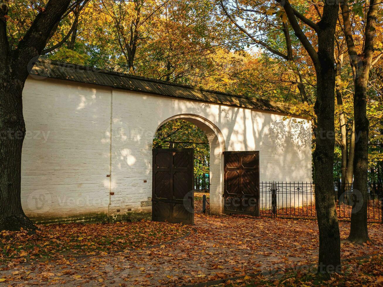 le porte dans le pierre mur de le du tsar tribunal près le protégé chêne bosquet dans kolomenskoïe. photo