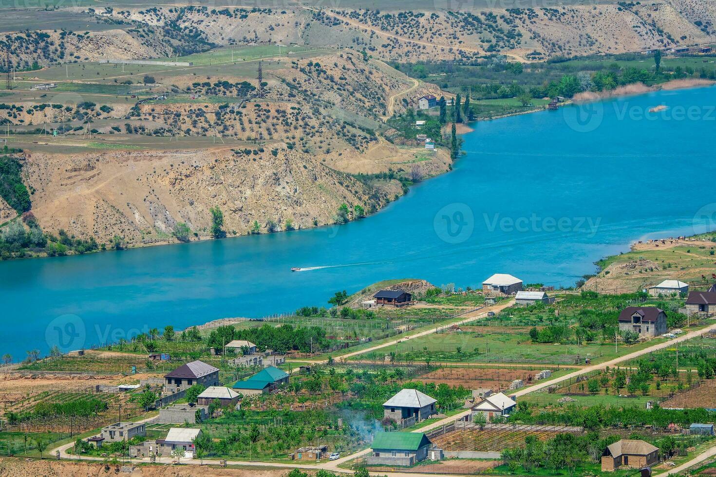 large rivière les flux par le Montagne village. Montagne été paysage avec zubutli village. sulak rivière. daghestan. Russie photo