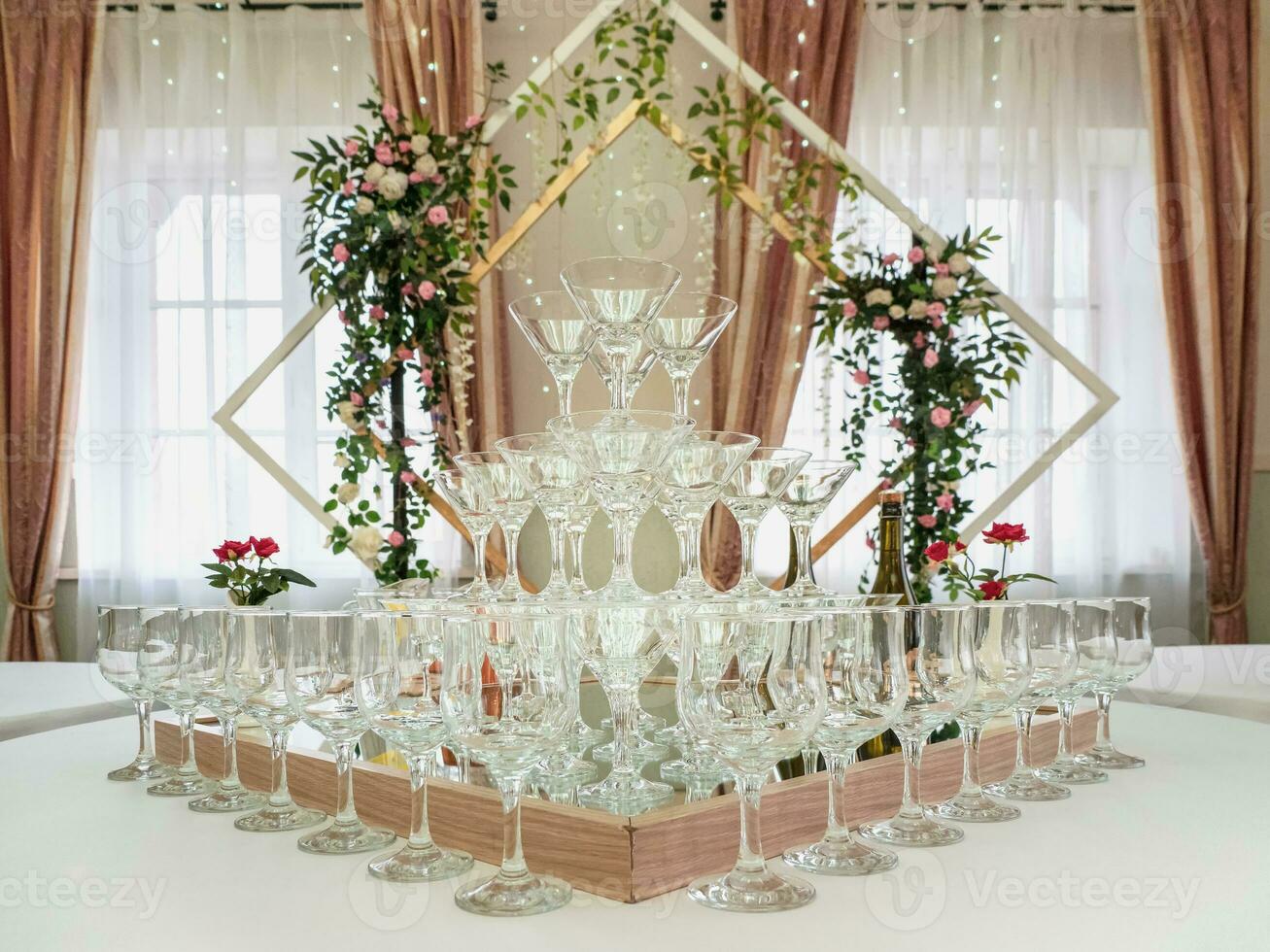 vide du vin des lunettes sur une table sont une pyramide. magnifique mariage la cérémonie à l'intérieur. photo