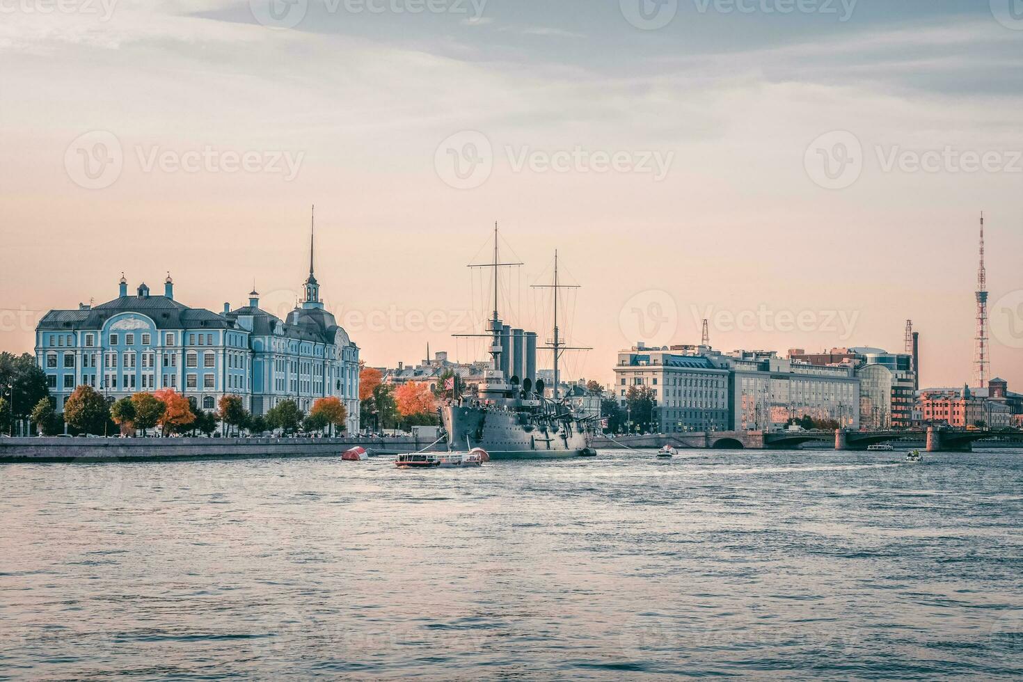 croiseur aurore vue de le neva rivière dans le soir. le bataille navale étincelant génial octobre communiste révolution dans 1917. photo