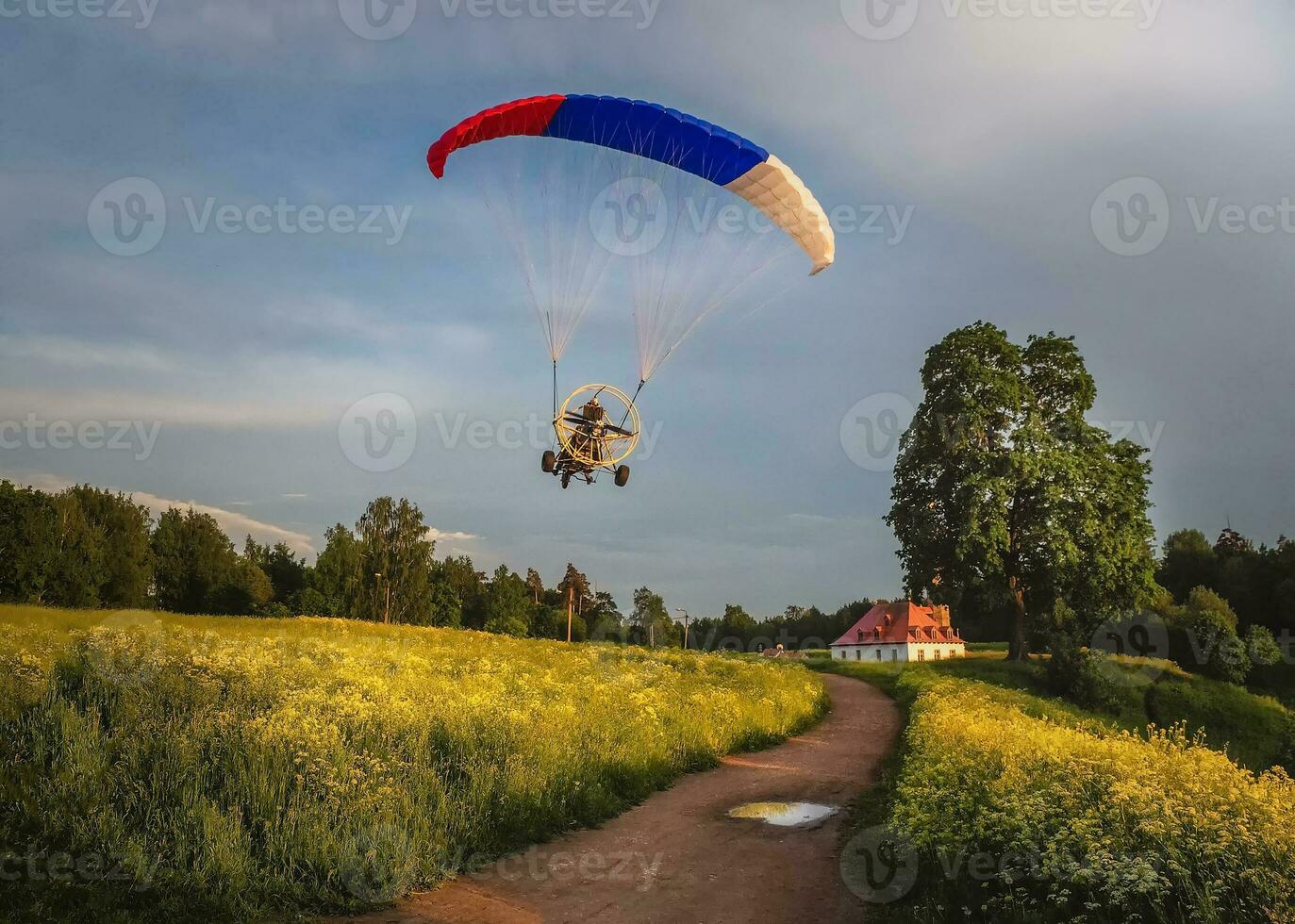 extrême des sports. alimenté parachute dans le soir contre le blu photo