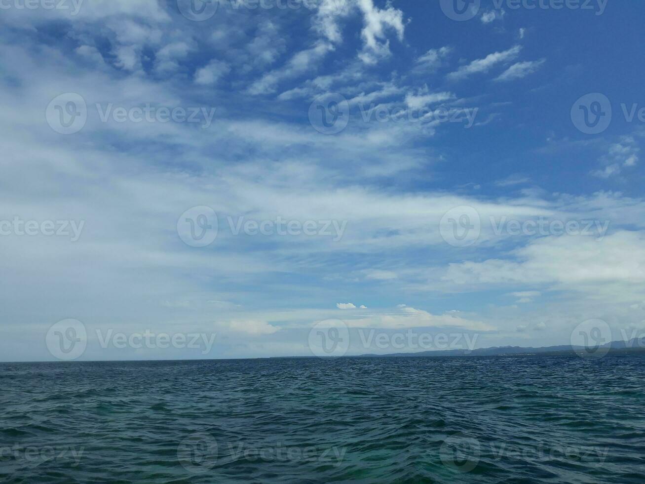 le bleu ciel avec blanc des nuages au dessus le vaste océan photo