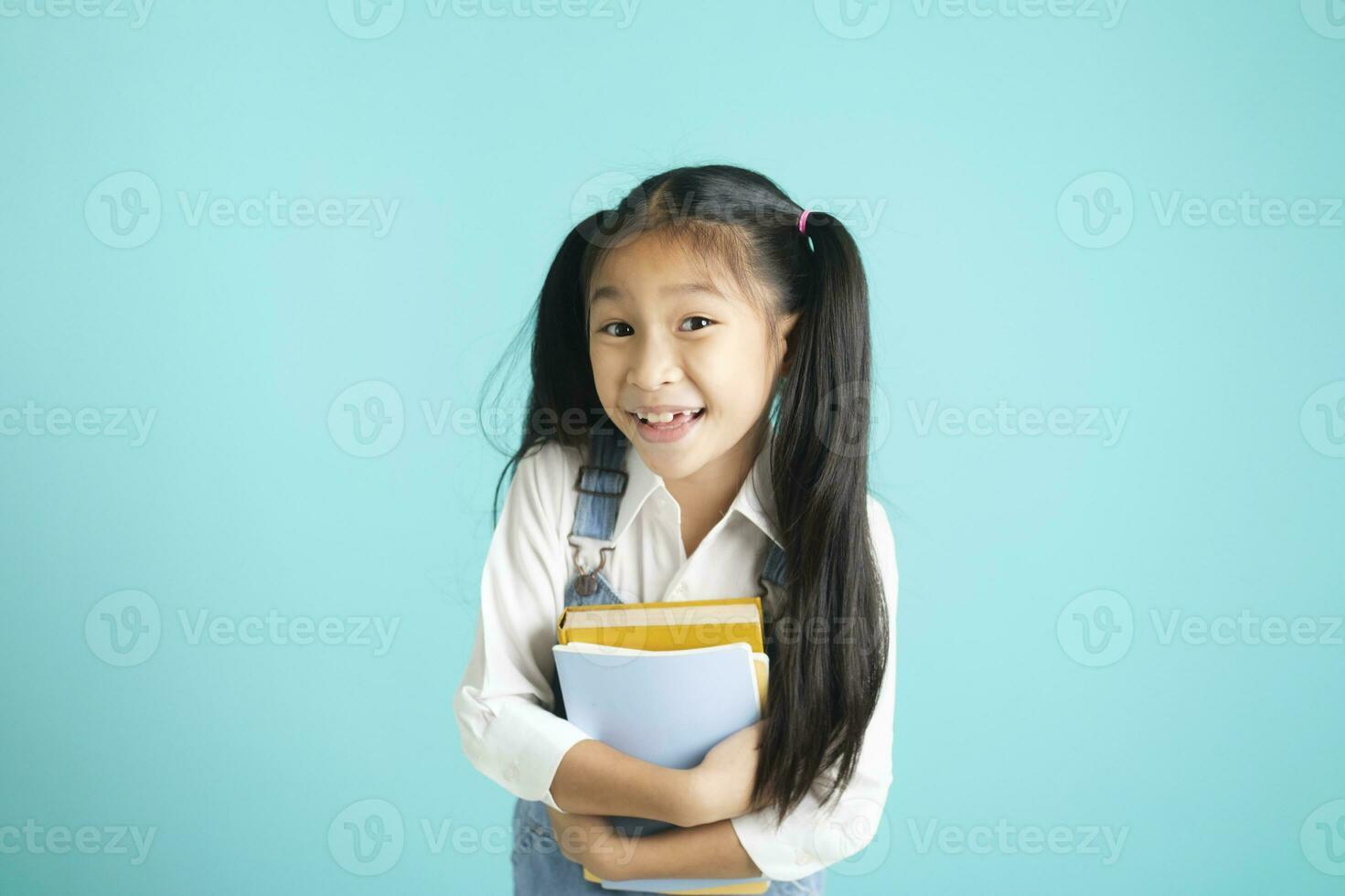 fermer enfant élèves fille souriant en portant livre, Aller à école. photo