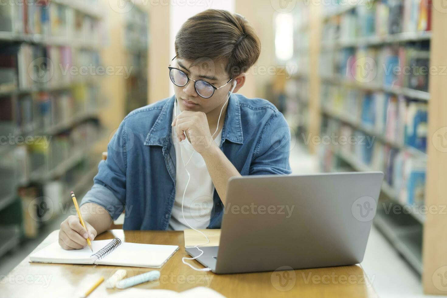 étudiant en train d'étudier à bibliothèque. photo