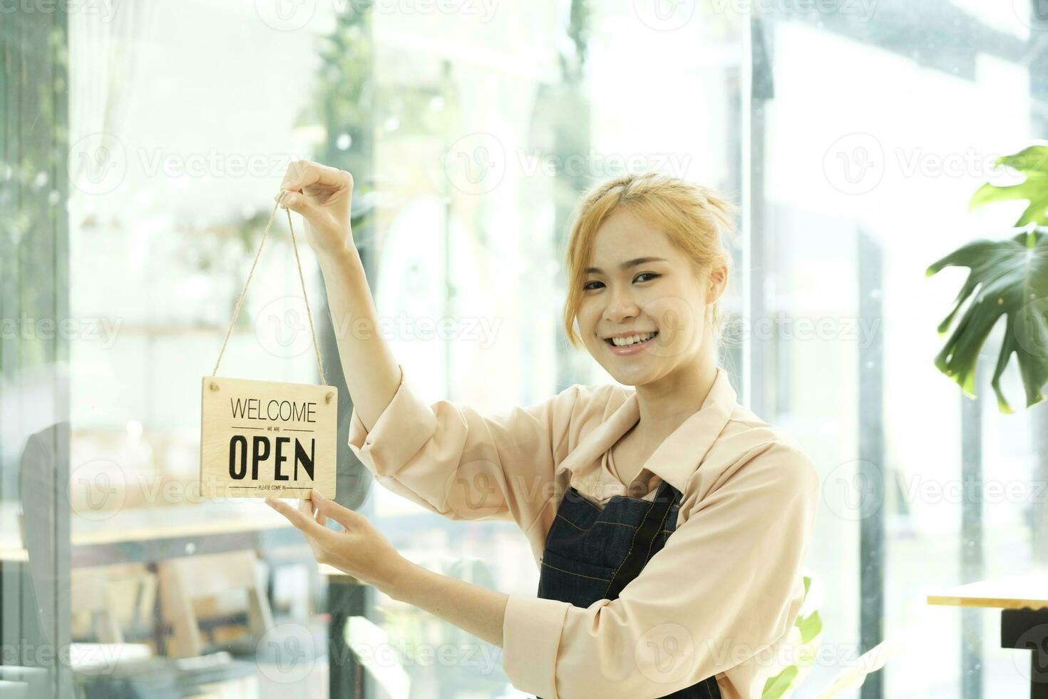 Jeune affaires propriétaire ouvert le café magasin. photo