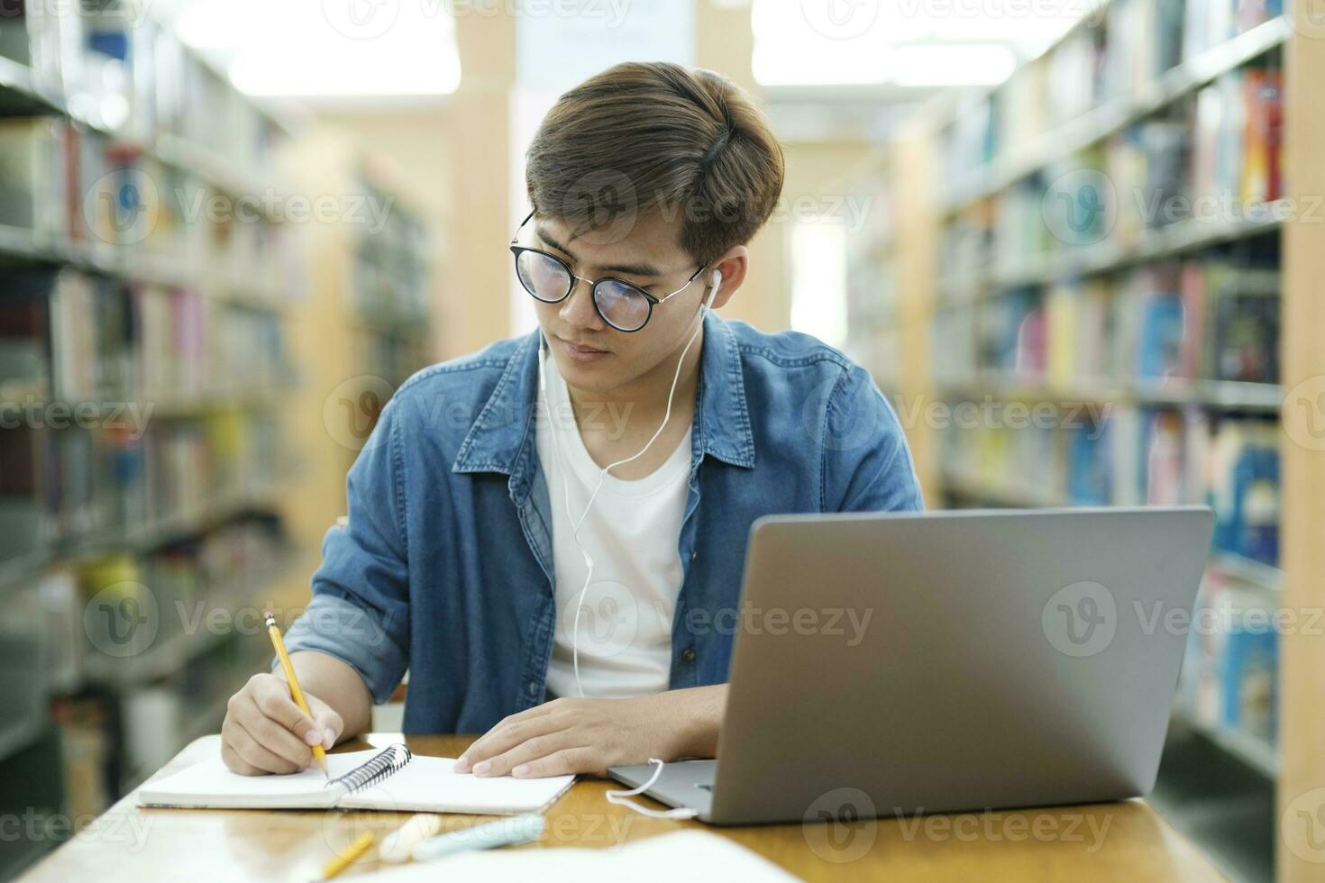 étudiant en train d'étudier à bibliothèque. photo