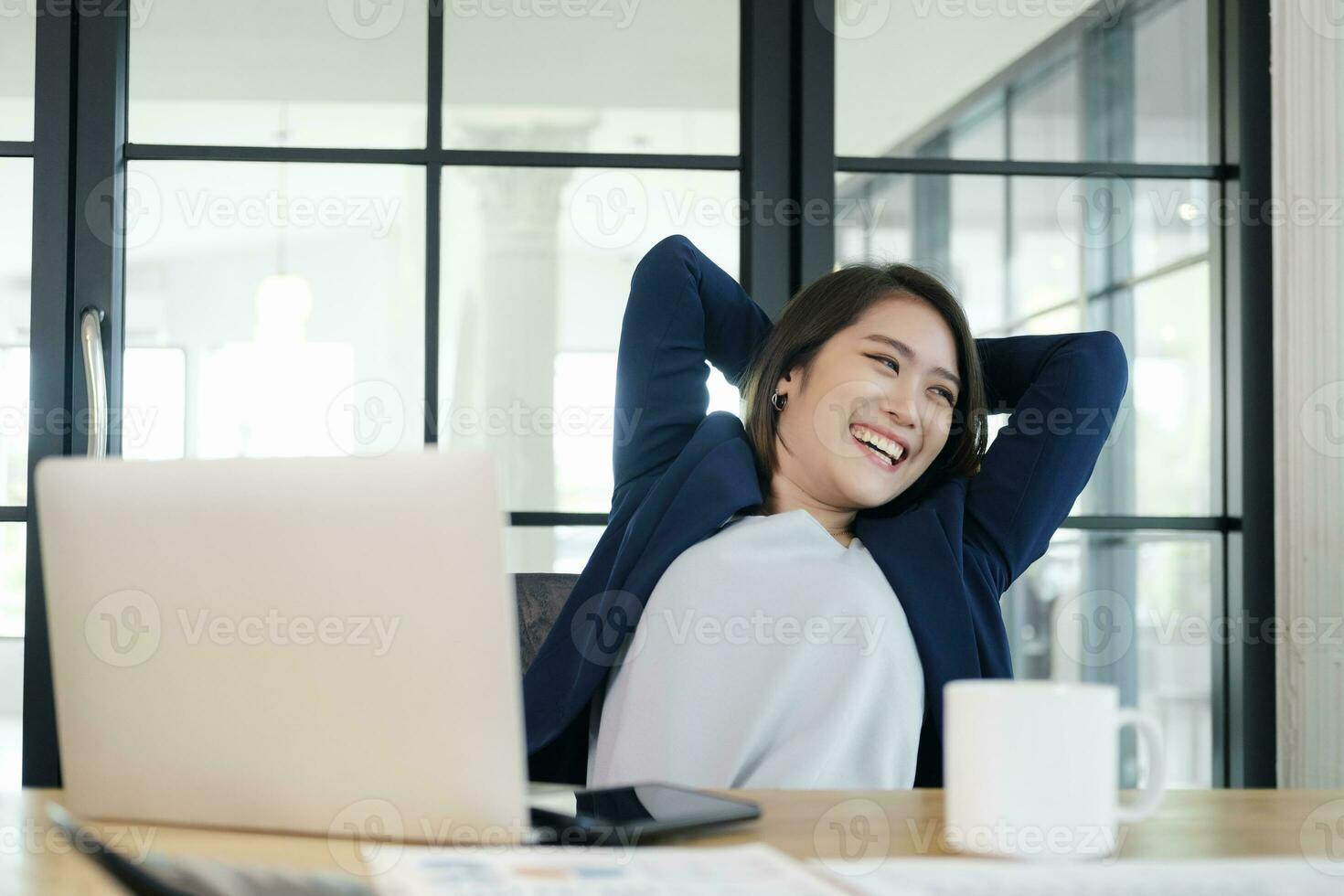 Jeune femme d'affaires relaxant à lieu de travail dans bureau. photo