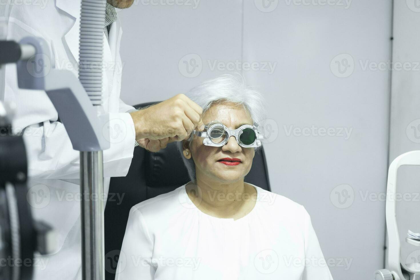 femme examiner vue dans optique clinique. photo