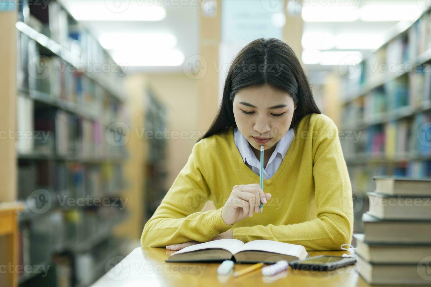 étudiant en train d'étudier à bibliothèque. photo