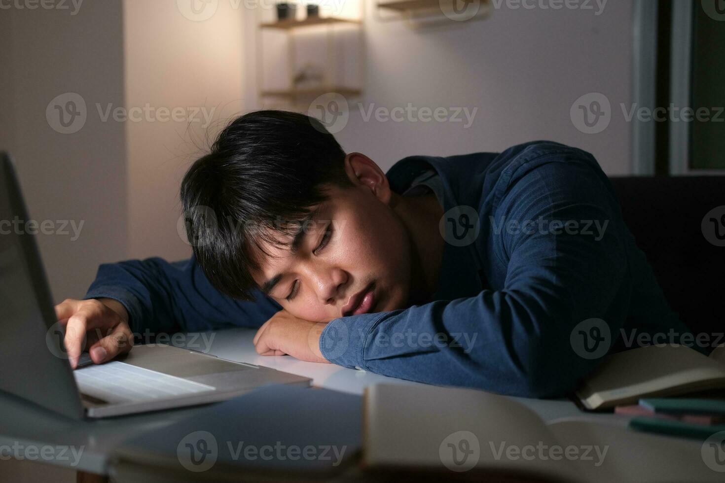 somnolent épuisé collage Jeune homme travail au fil du temps. photo