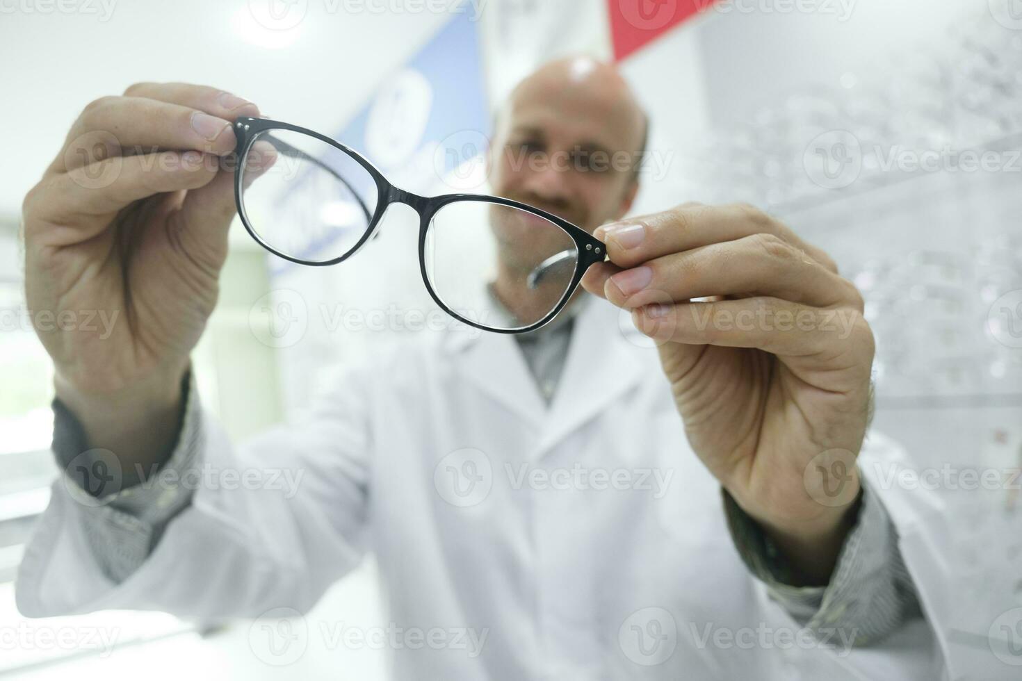 opticien suggérant Nouveau lunettes Cadre à clients. photo