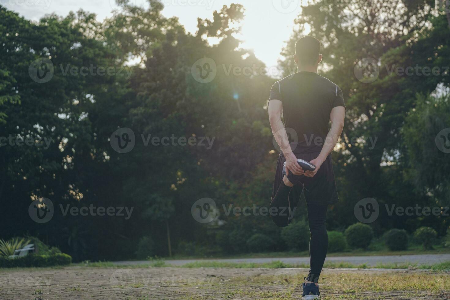 athlétique homme dans noir tenue de sport Faire aptitude élongation des exercices. photo
