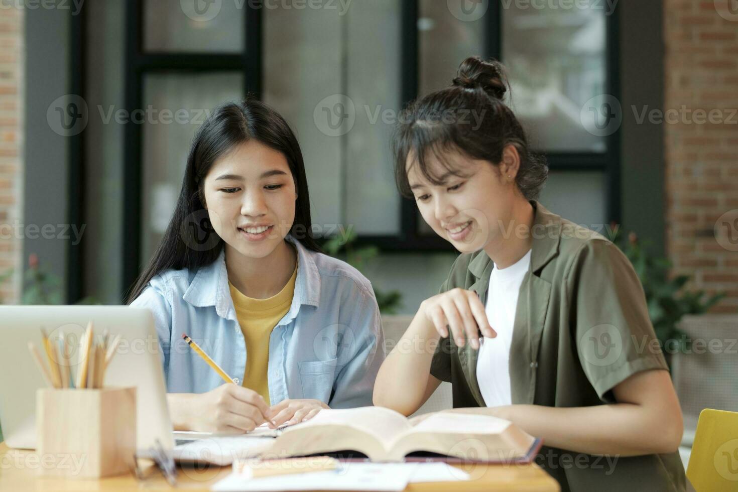 Jeune asiatique élèves Campus aide ami contagieux en haut et apprentissage. photo