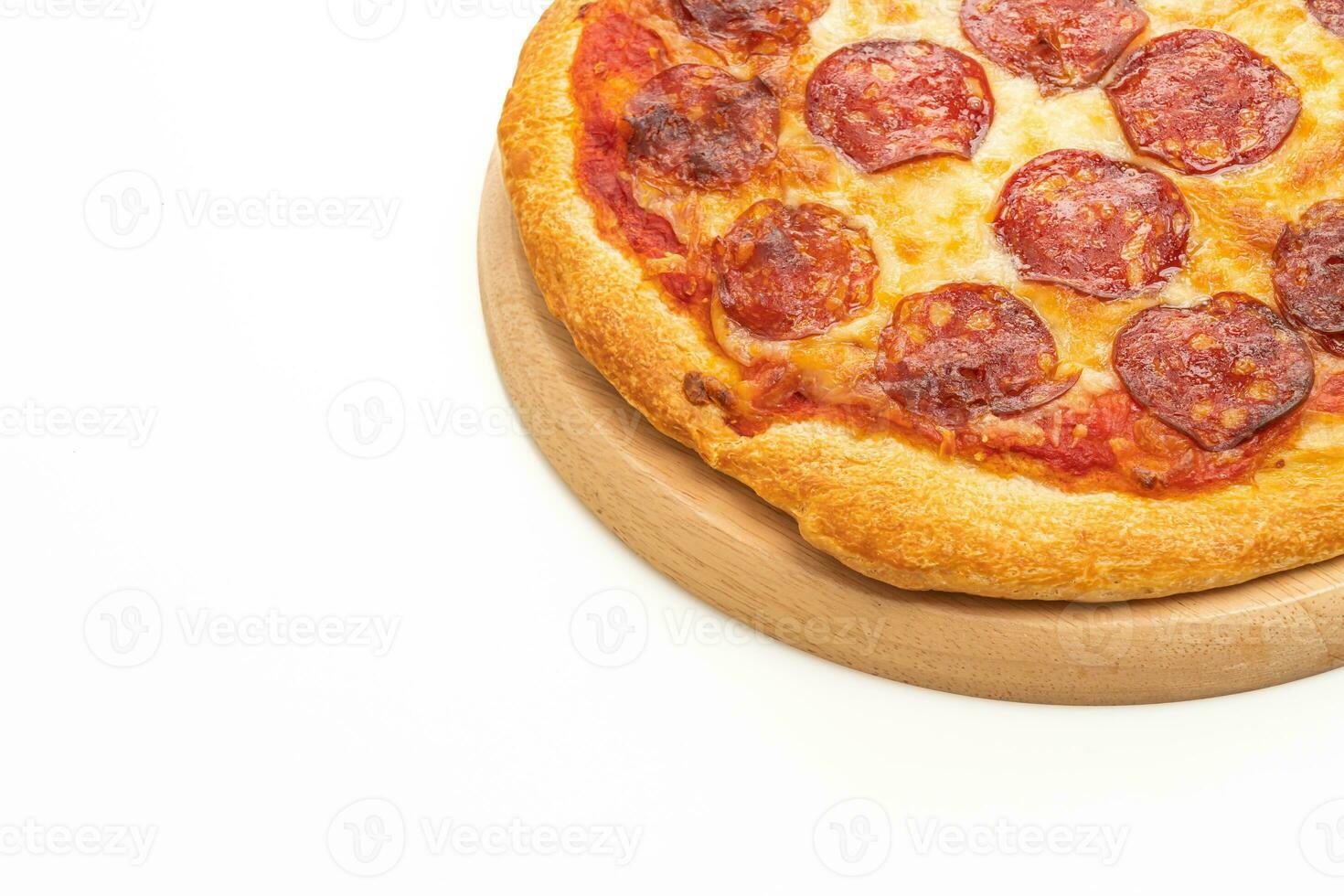 Pizza au pepperoni sur fond blanc photo