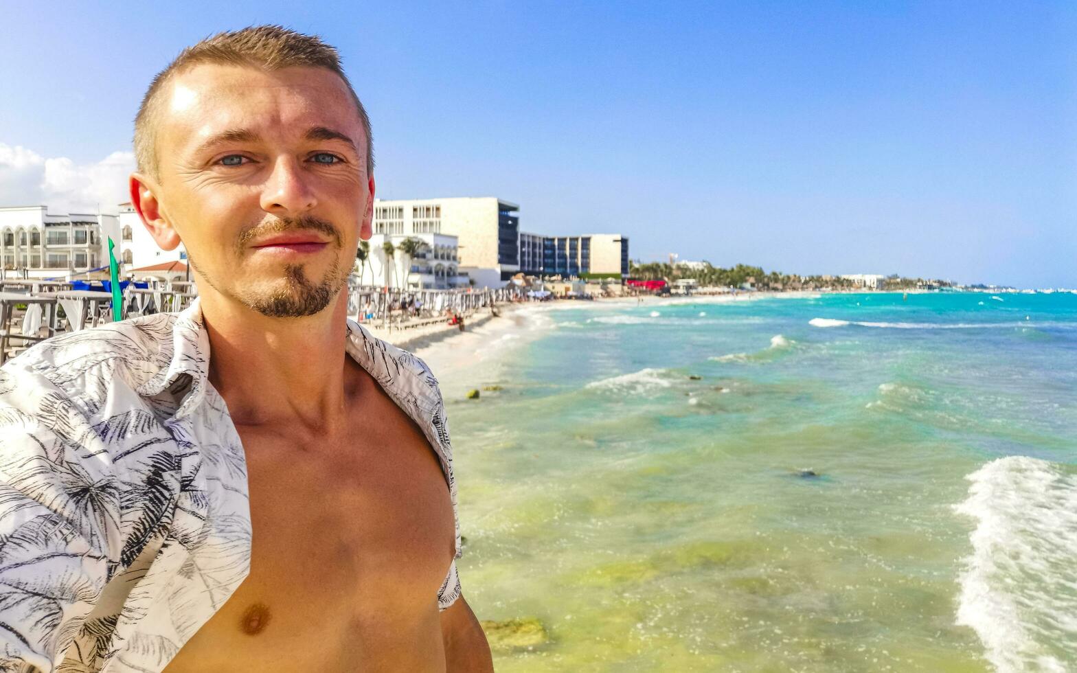 Masculin touristique en voyageant homme prise selfie playa del Carmen Mexique. photo