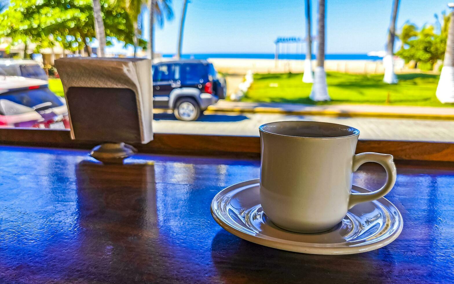 tasse de café noir americano au restaurant mexique. photo