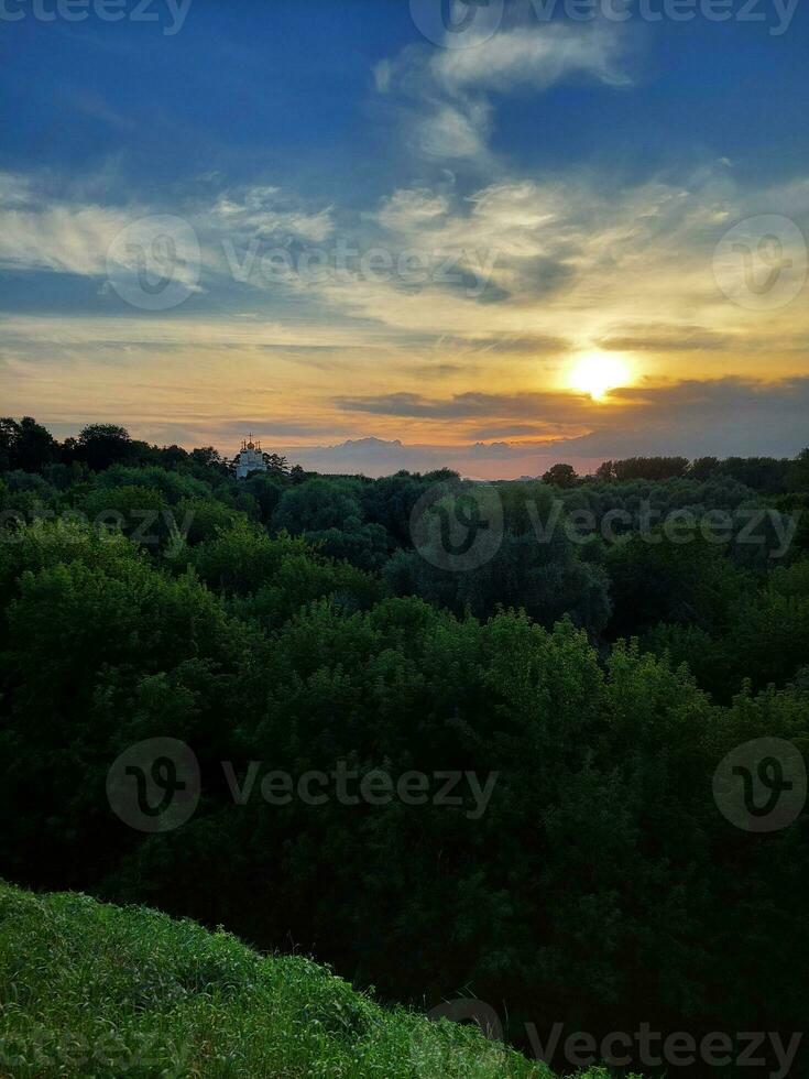 pittoresque vue de coloré le coucher du soleil ciel plus de forêt. photo