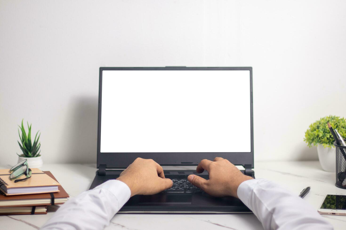 homme mains travail sur portable à Accueil bureau photo