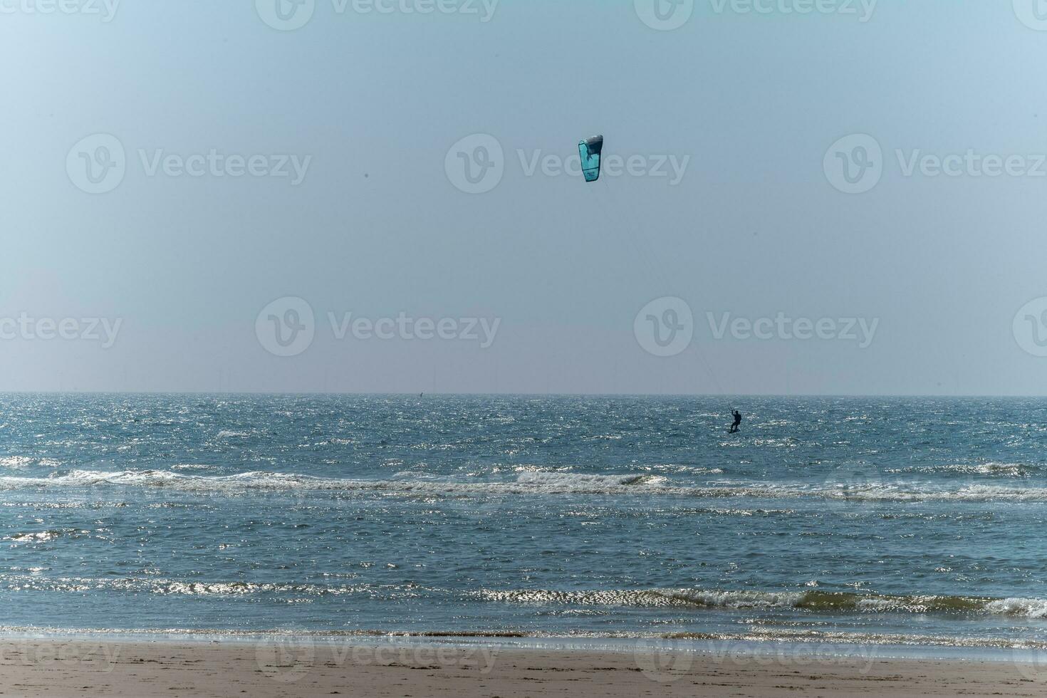 cerf-volant surfant dans le mer photo