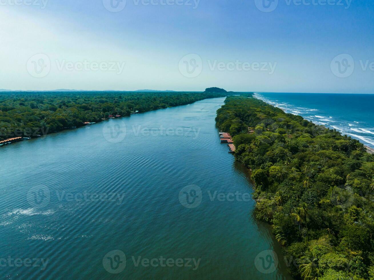 aérien vue de tortuguer village, costa rica photo