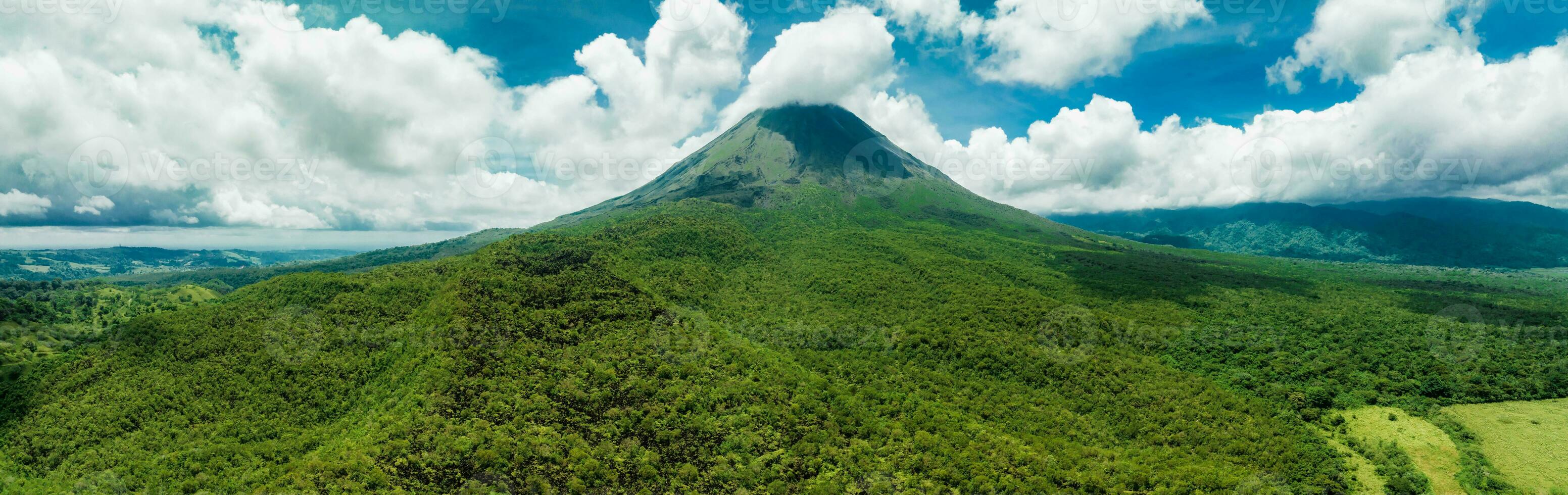 incroyable vue de magnifique arénal volcan dans costa rica photo