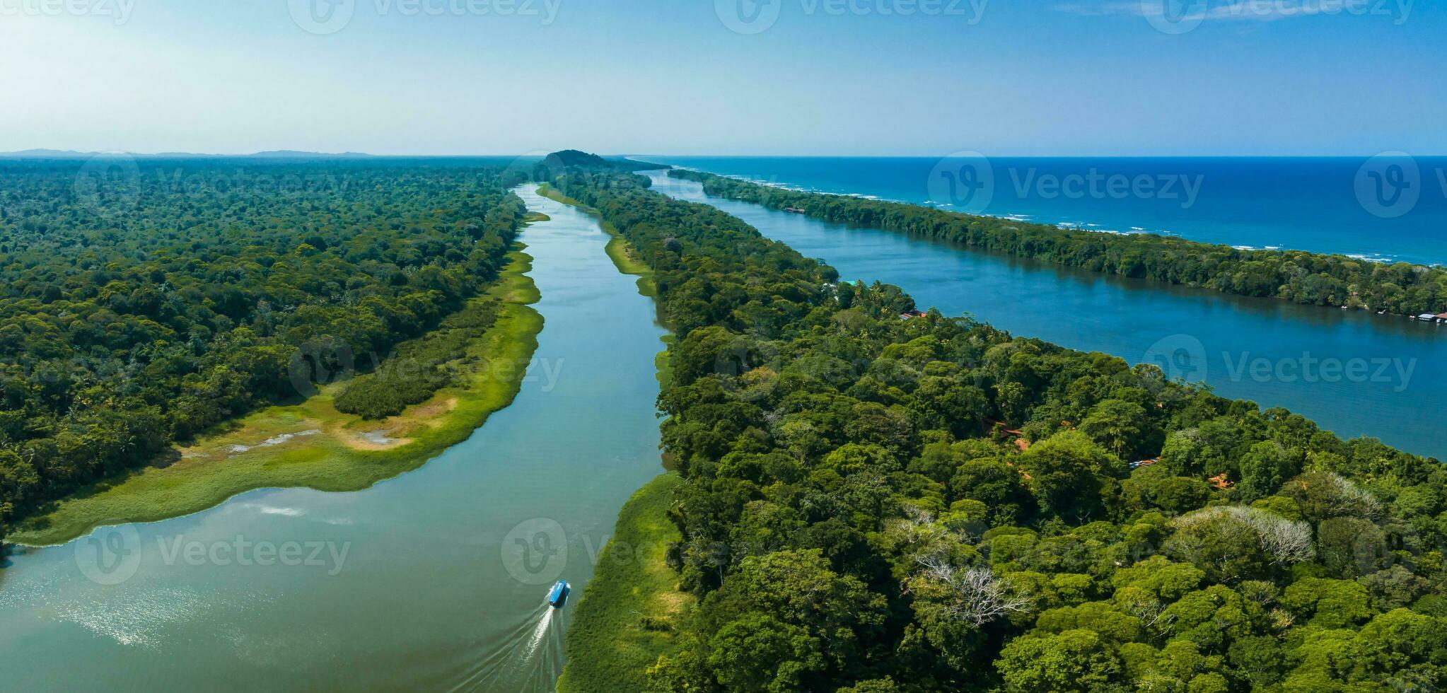 aérien vue de tortuguer village, costa rica photo